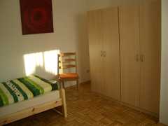 Zimmer 2, Ansicht auf die Schrankwand